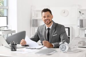 O que é endereço fiscal: homem de terno em seu escritório analisando documento que recebeu por correspondência.