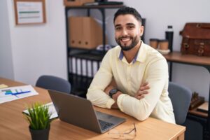 Sala comercial para alugar​: homem sorrindo para a câmera em escritório.