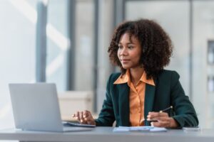 o que é um profissional liberal​: mulher trabalhando em coworking