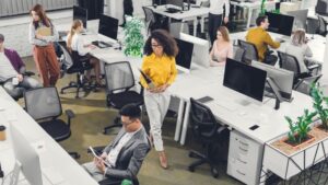 tipos de cultura organizacional​: coworking repleto de profissionais trabalhando e conversando