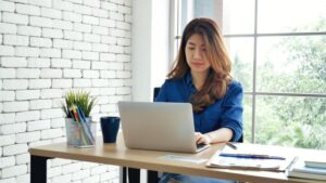 deep work​: mulher trabalhando focada no escritório