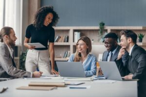 planejamento estratégico, tático e operacional​: equipe reunida em escritório