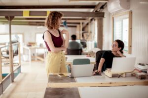 hot desking: mulheres conversando em coworking