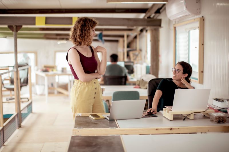 Hot Desking: O que é e como essa modalidade de trabalho revoluciona a gestão de espaços corporativos?