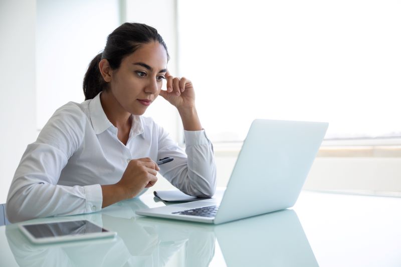 Estação de Trabalho em Coworking: Por que empresas estão trazendo equipes de volta aos escritórios?